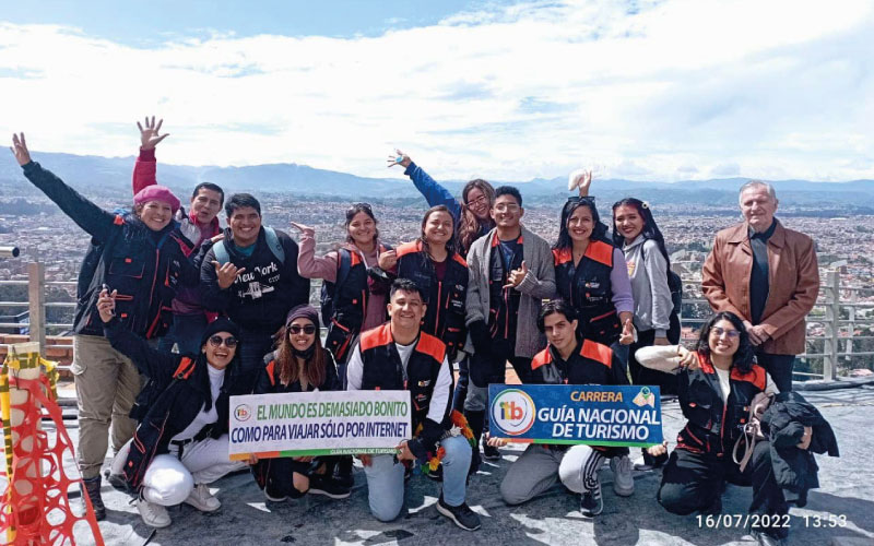 Estudiantes de la carrera Guía Nacional de Turismo visitaron la ciudad de Cuenca Como parte de la formación académica