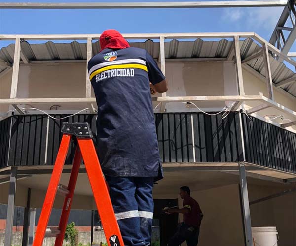 Estudiantes de Electricidad realizan sus prácticas preprofesionales.