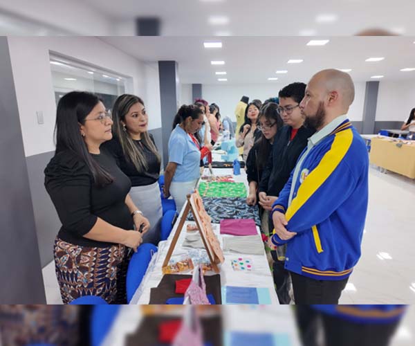Estudiantes de Diseño de Modas presentan resultados de la asignatura Confección I