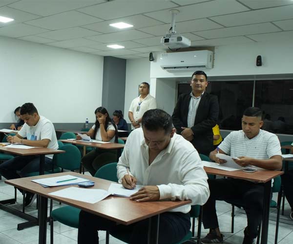 Estudiantes de Planificación y Gestión del Tránsito rinden examen teórico complexivo como parte de su titulación