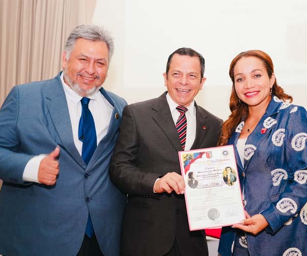 La decana de la FASSS recibe reconocimiento de la Federación Médica Ecuatoriana